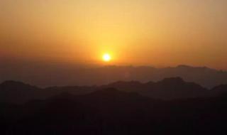 游客爬华山遇暴雨